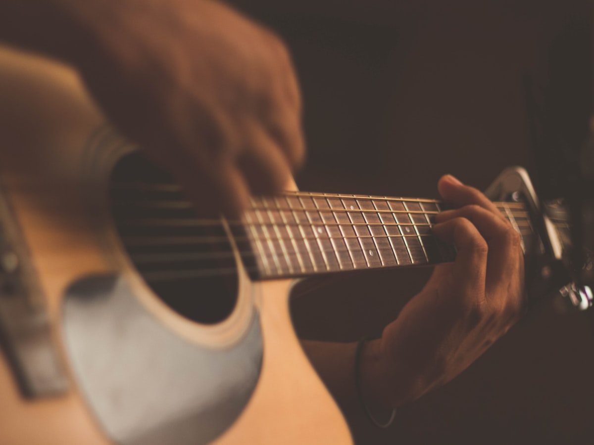Online guitar lessons with an artist teacher - Muziplay